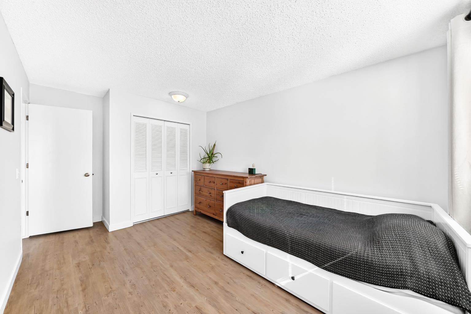 196 Edgedale Way NW