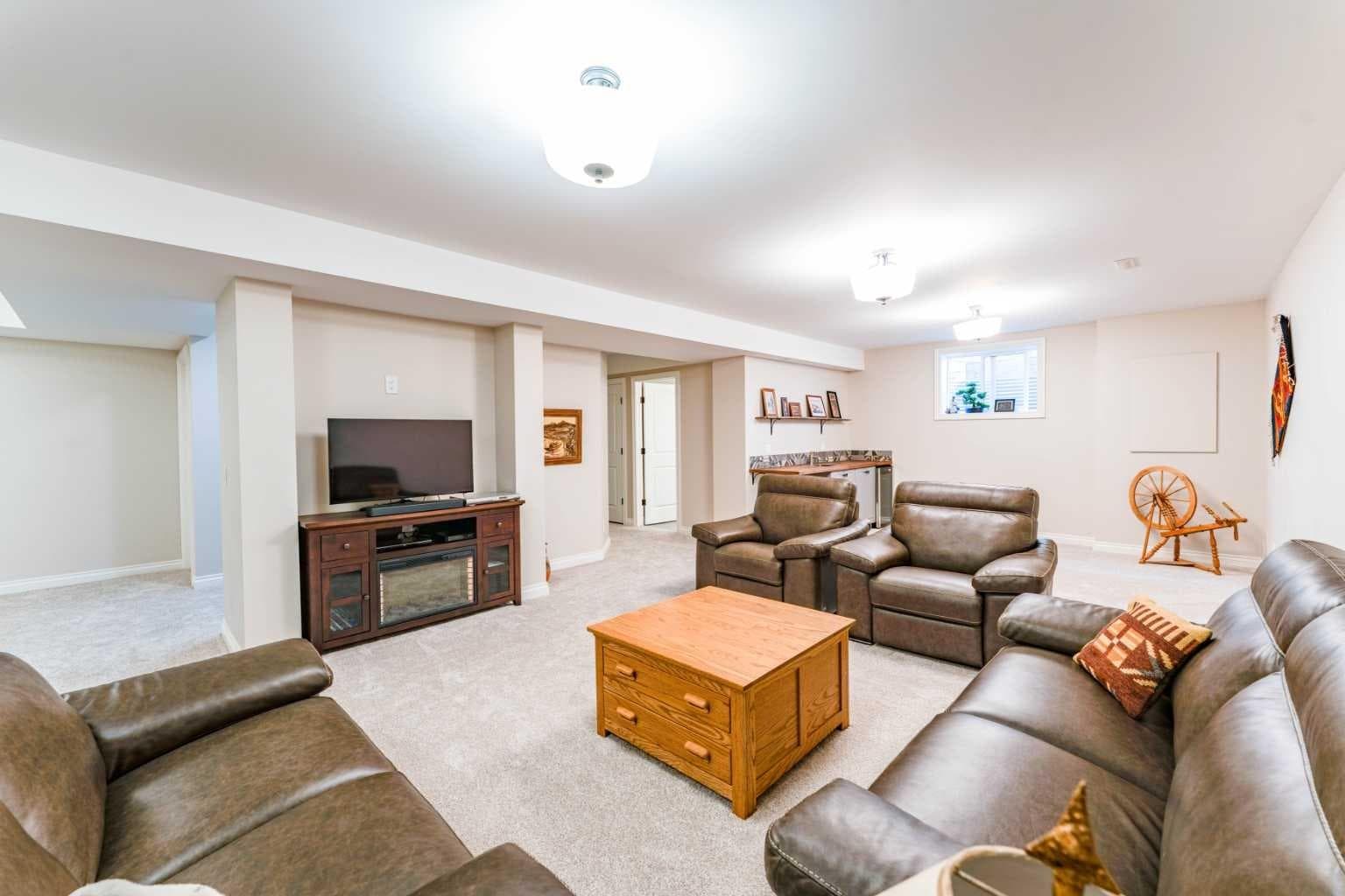150 Oakbriar Close SW