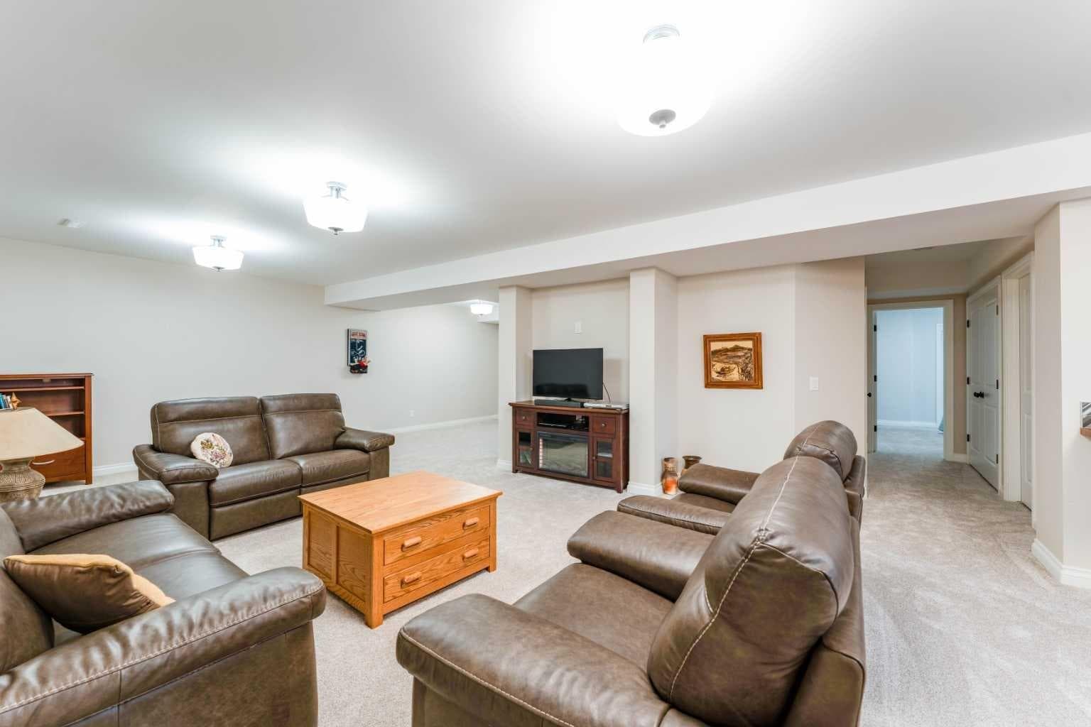 150 Oakbriar Close SW