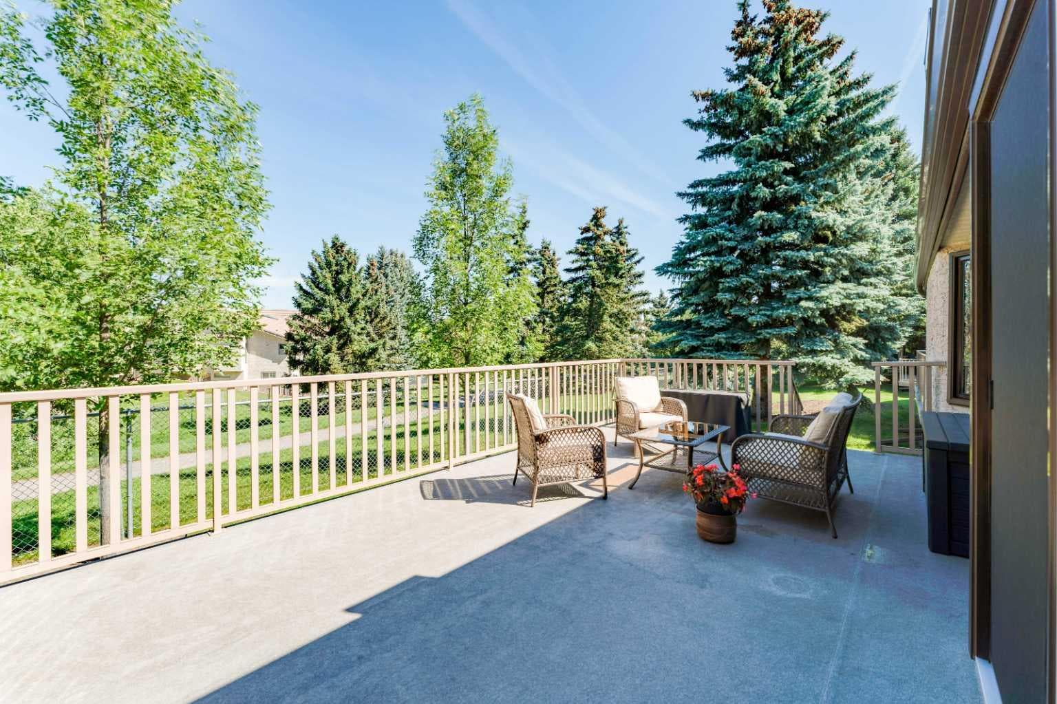 150 Oakbriar Close SW