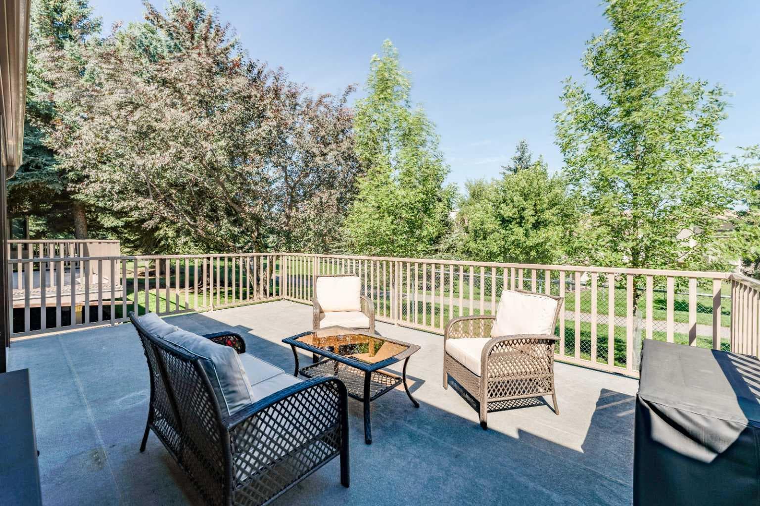 150 Oakbriar Close SW