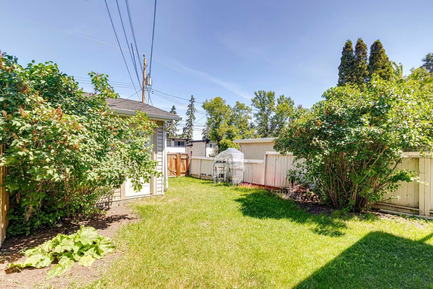 702 Kingsmere Crescent SW