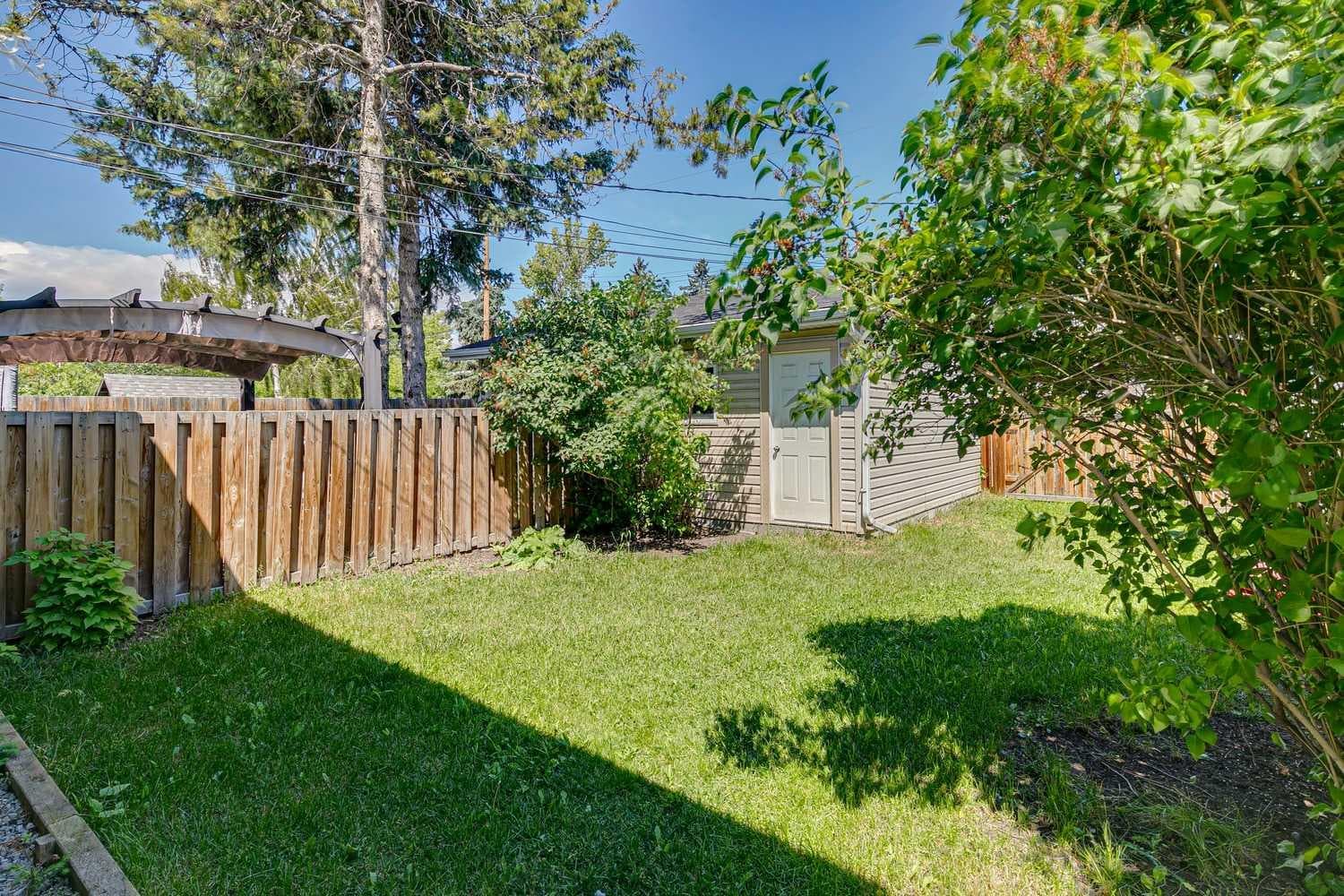 702 Kingsmere Crescent SW