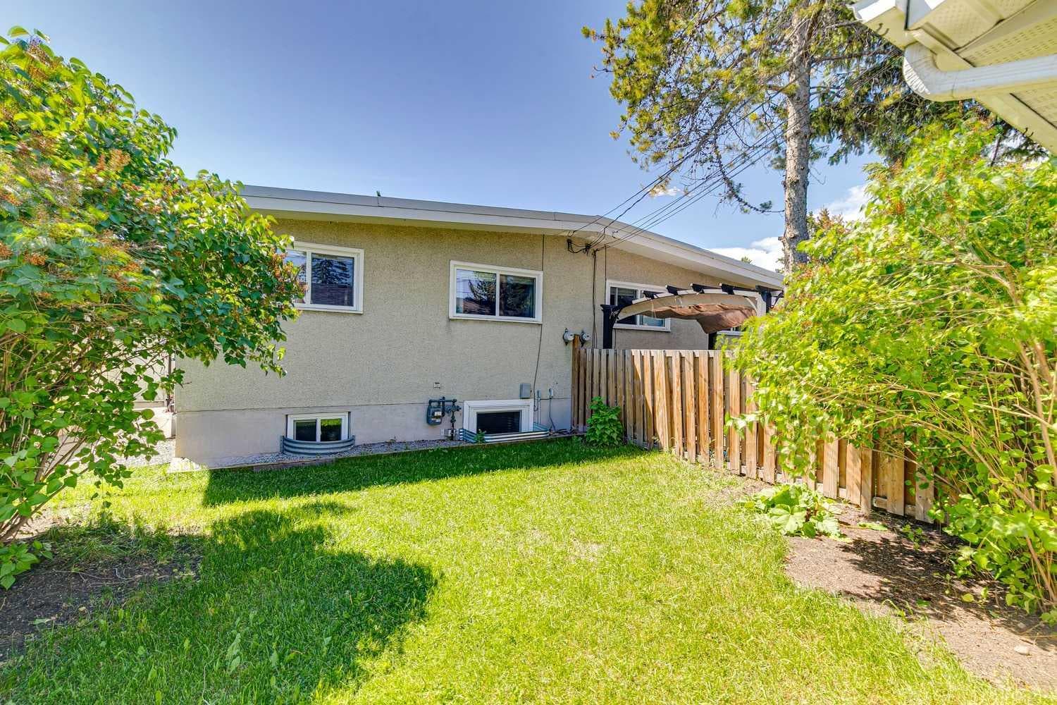 702 Kingsmere Crescent SW