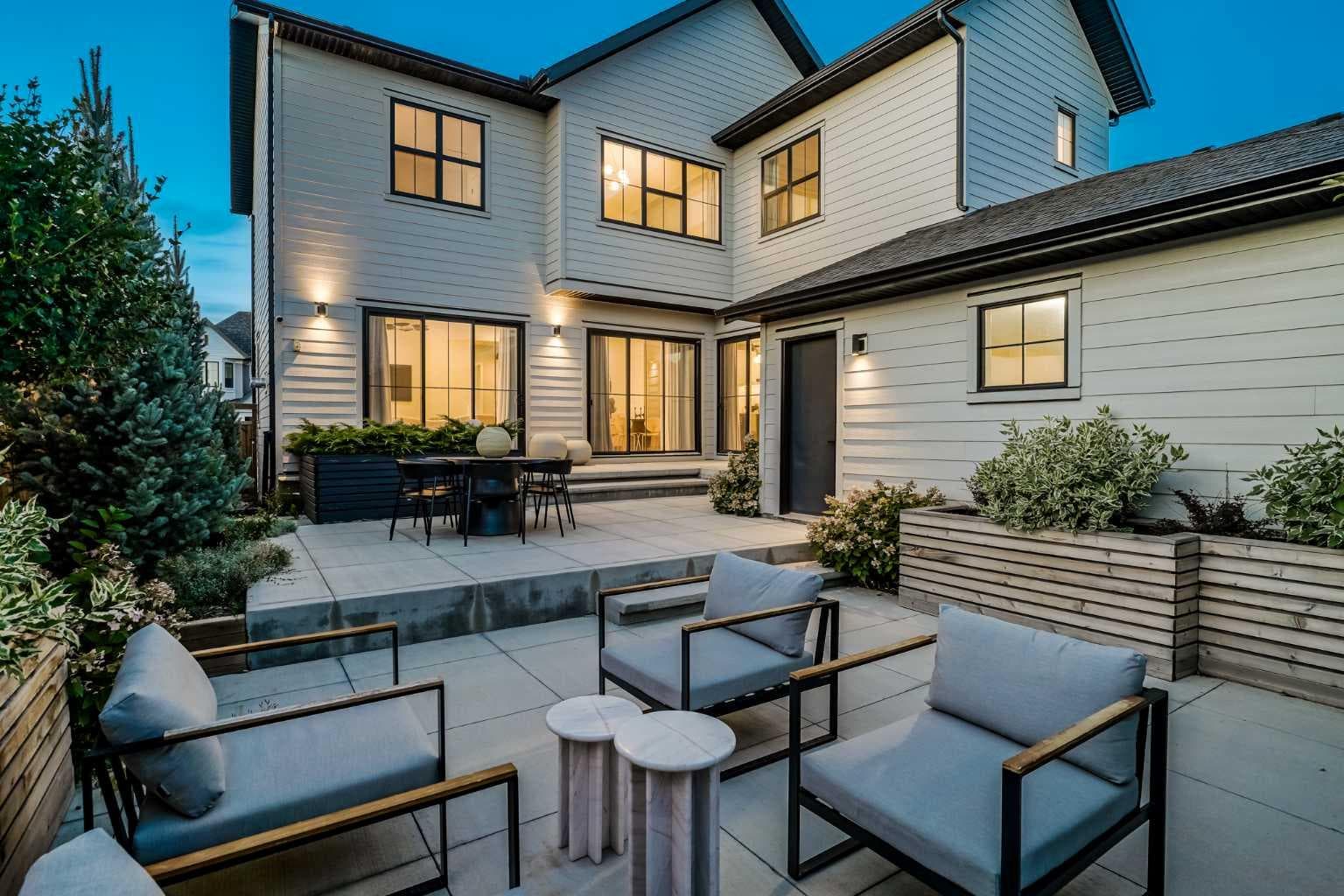 19 Bluerock Avenue SW