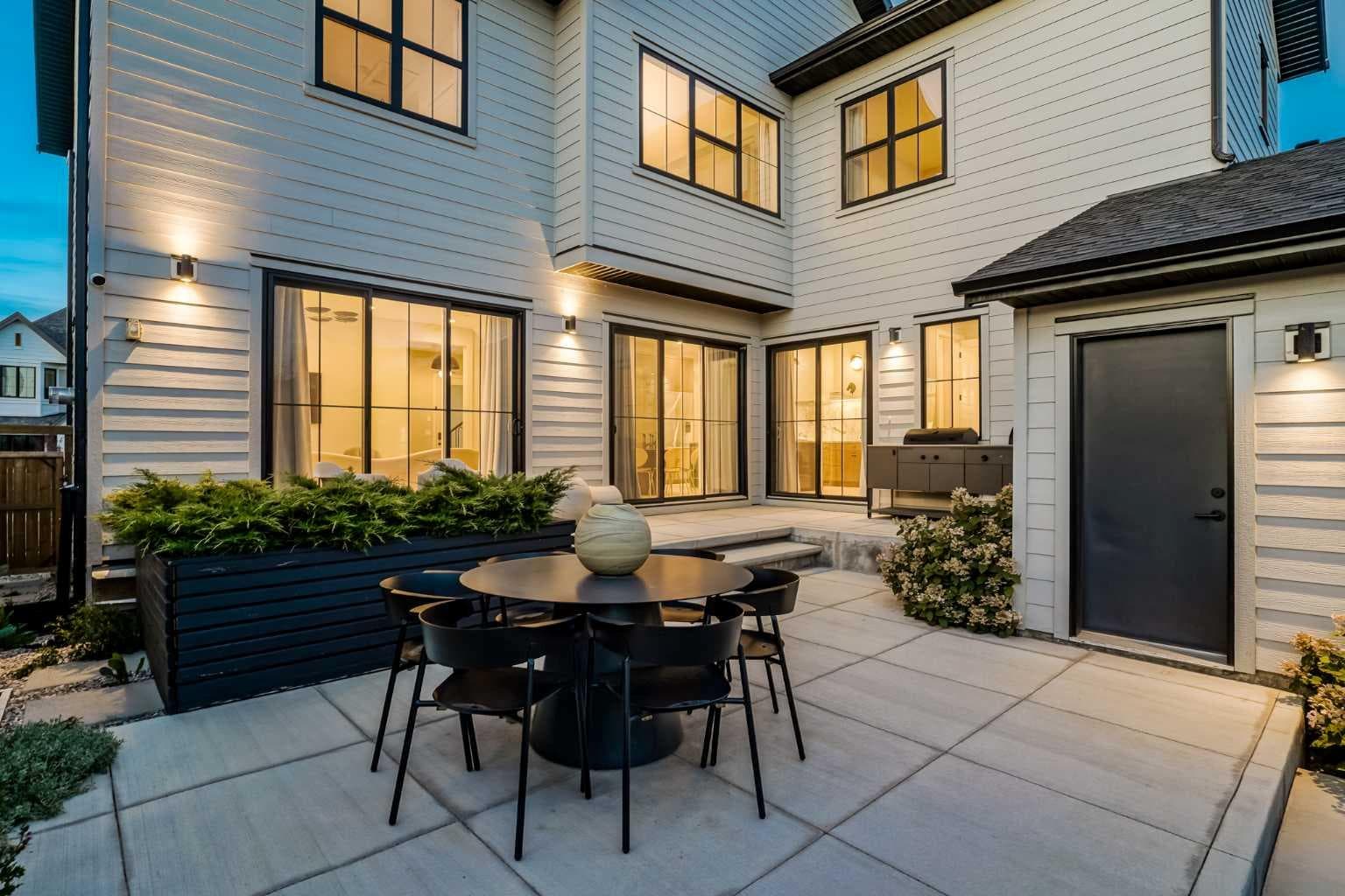 19 Bluerock Avenue SW
