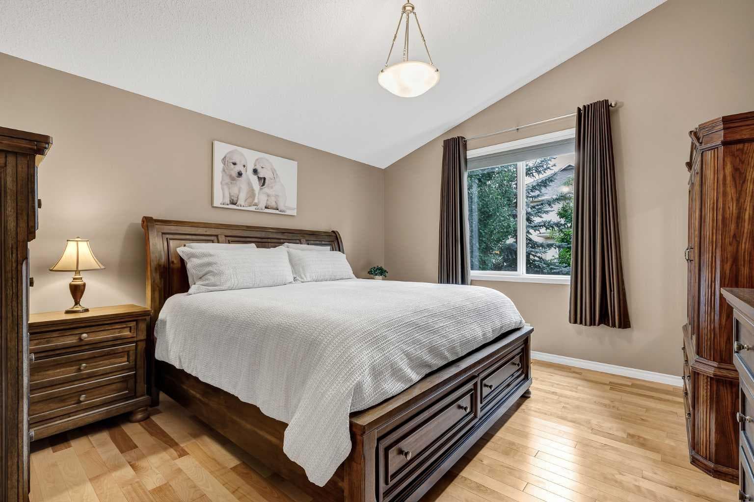 10 Strathlea Grove SW