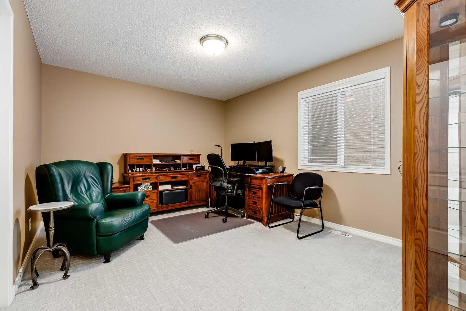 10 Strathlea Grove SW