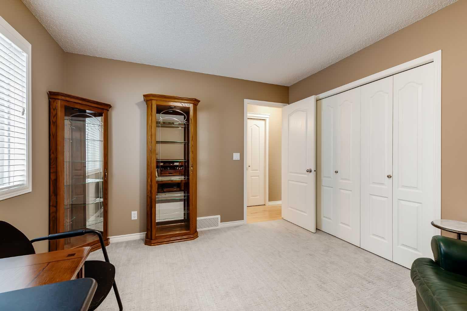 10 Strathlea Grove SW