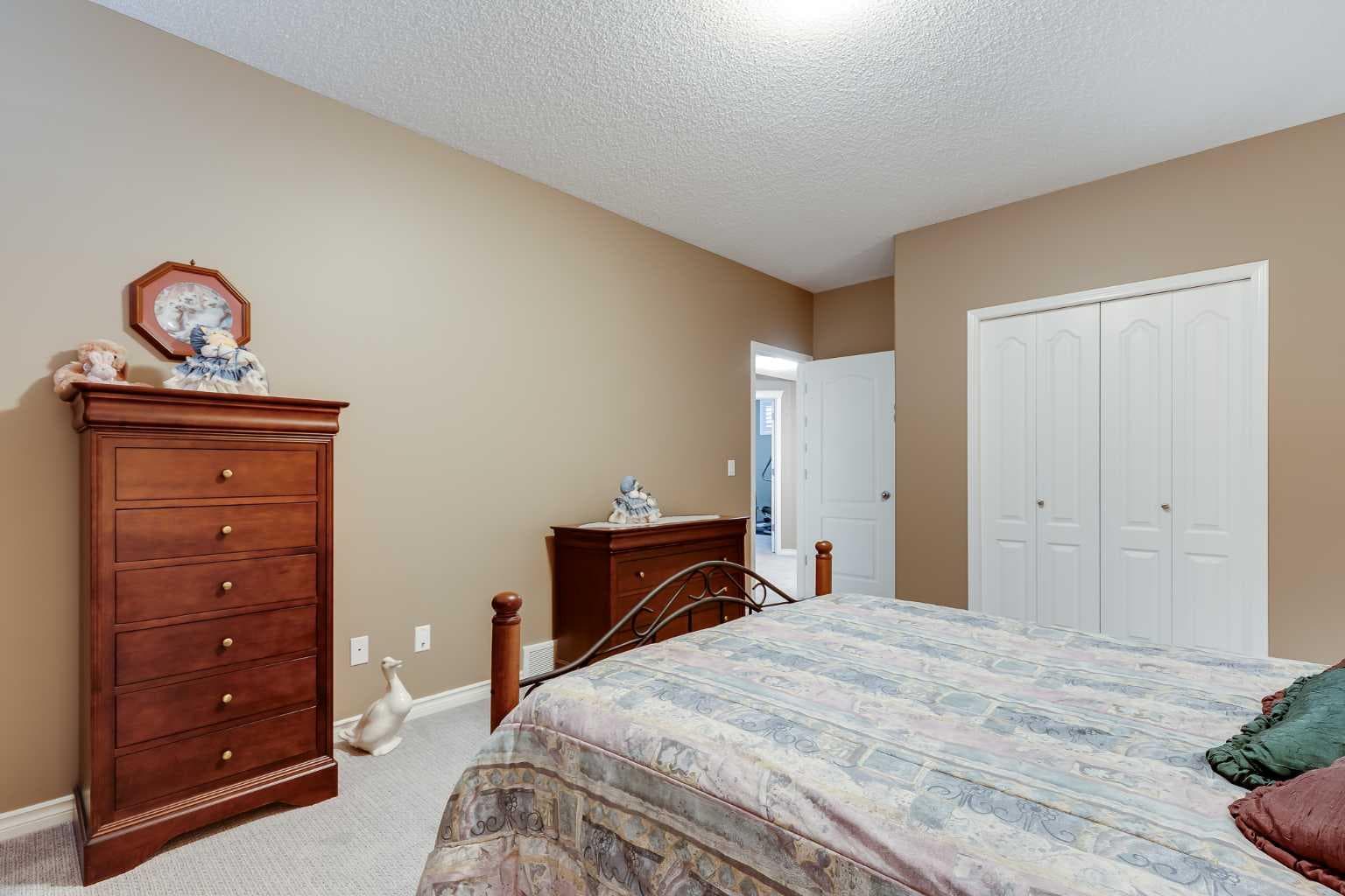 10 Strathlea Grove SW