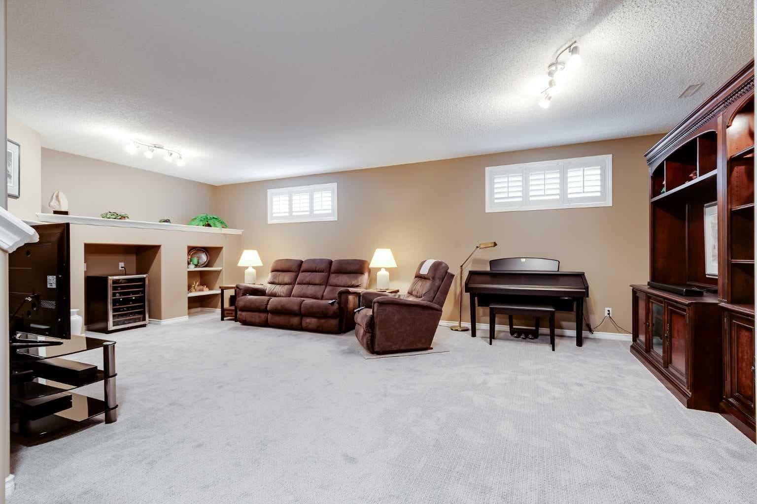 10 Strathlea Grove SW