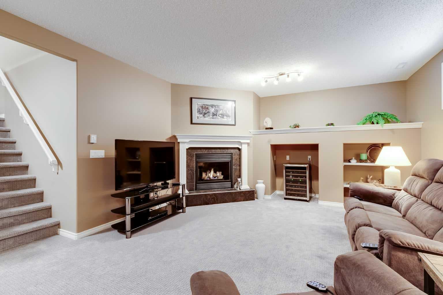 10 Strathlea Grove SW