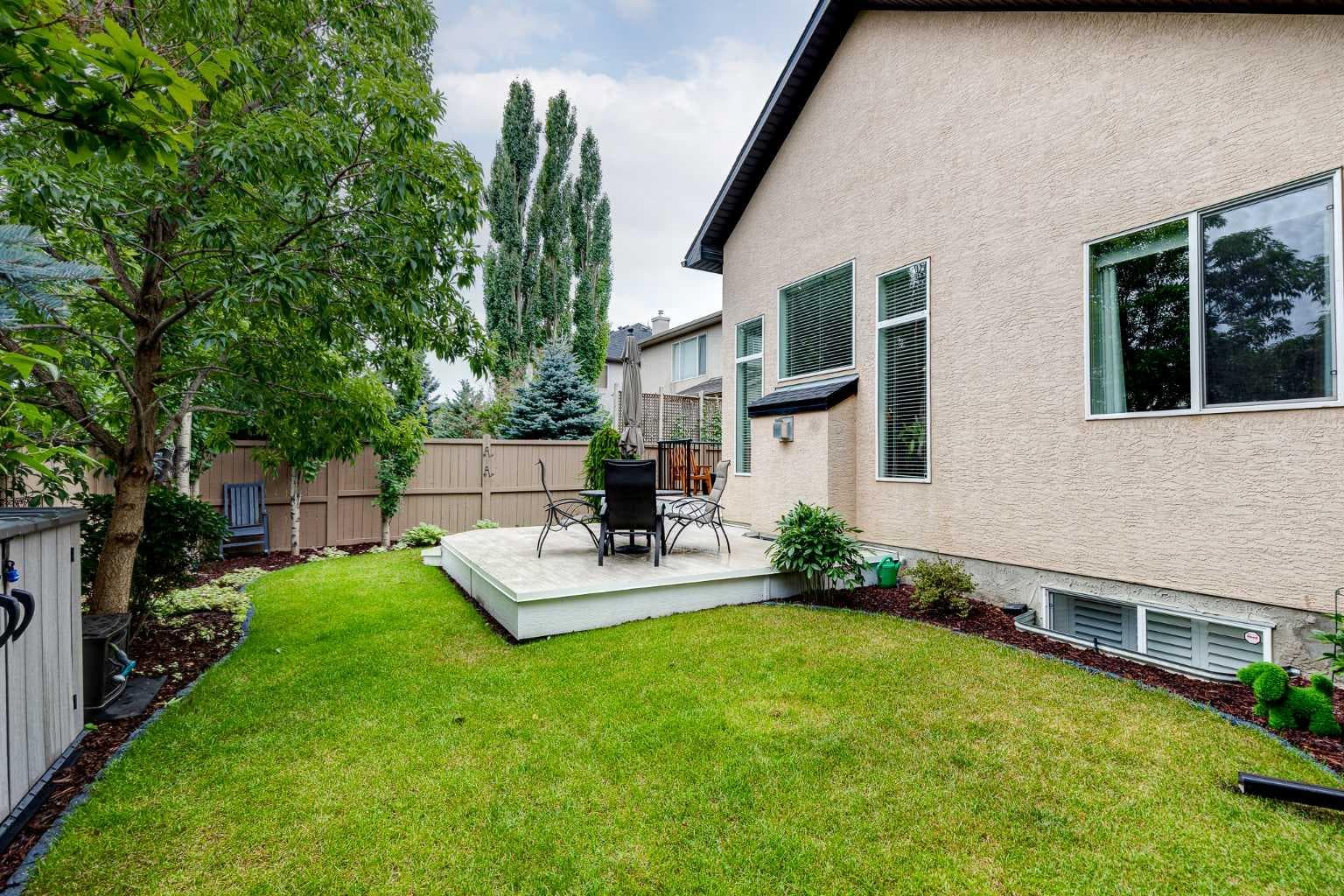 10 Strathlea Grove SW