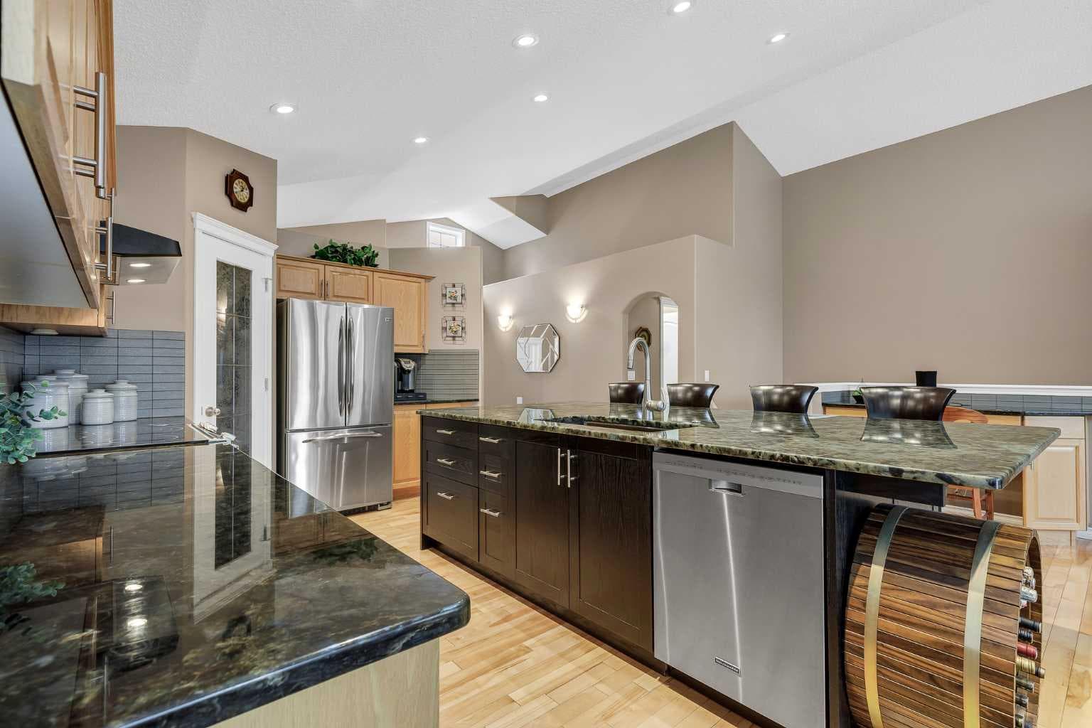 10 Strathlea Grove SW