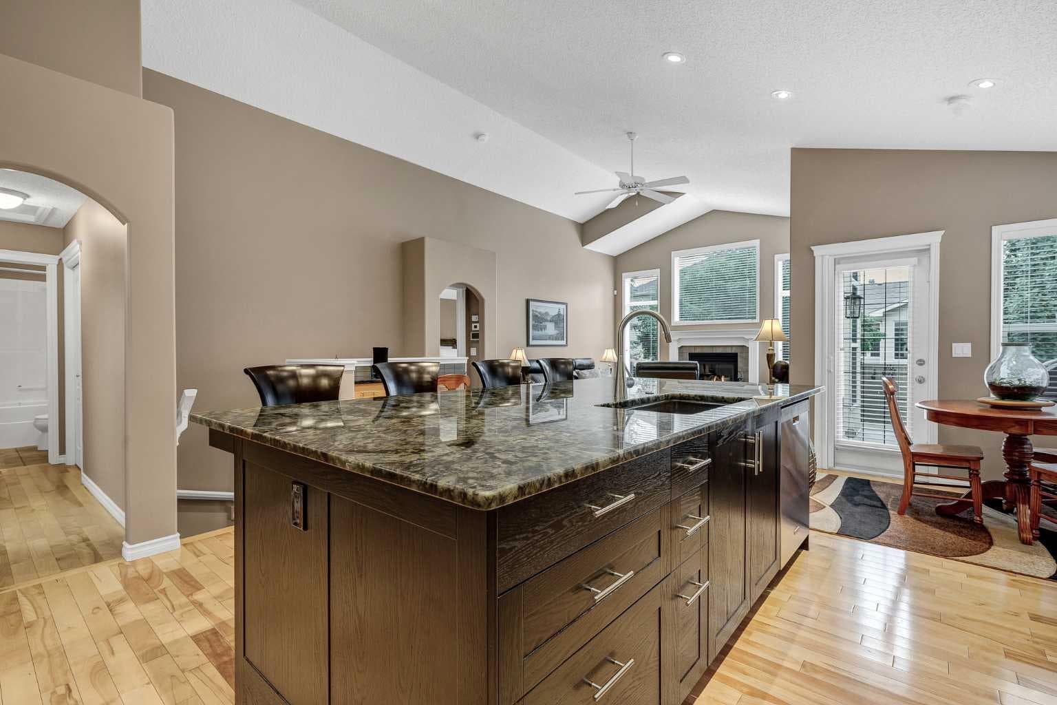 10 Strathlea Grove SW