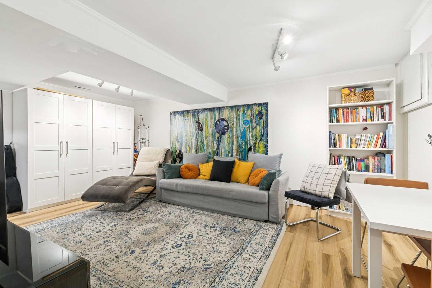 16 Brae Glen Court SW
