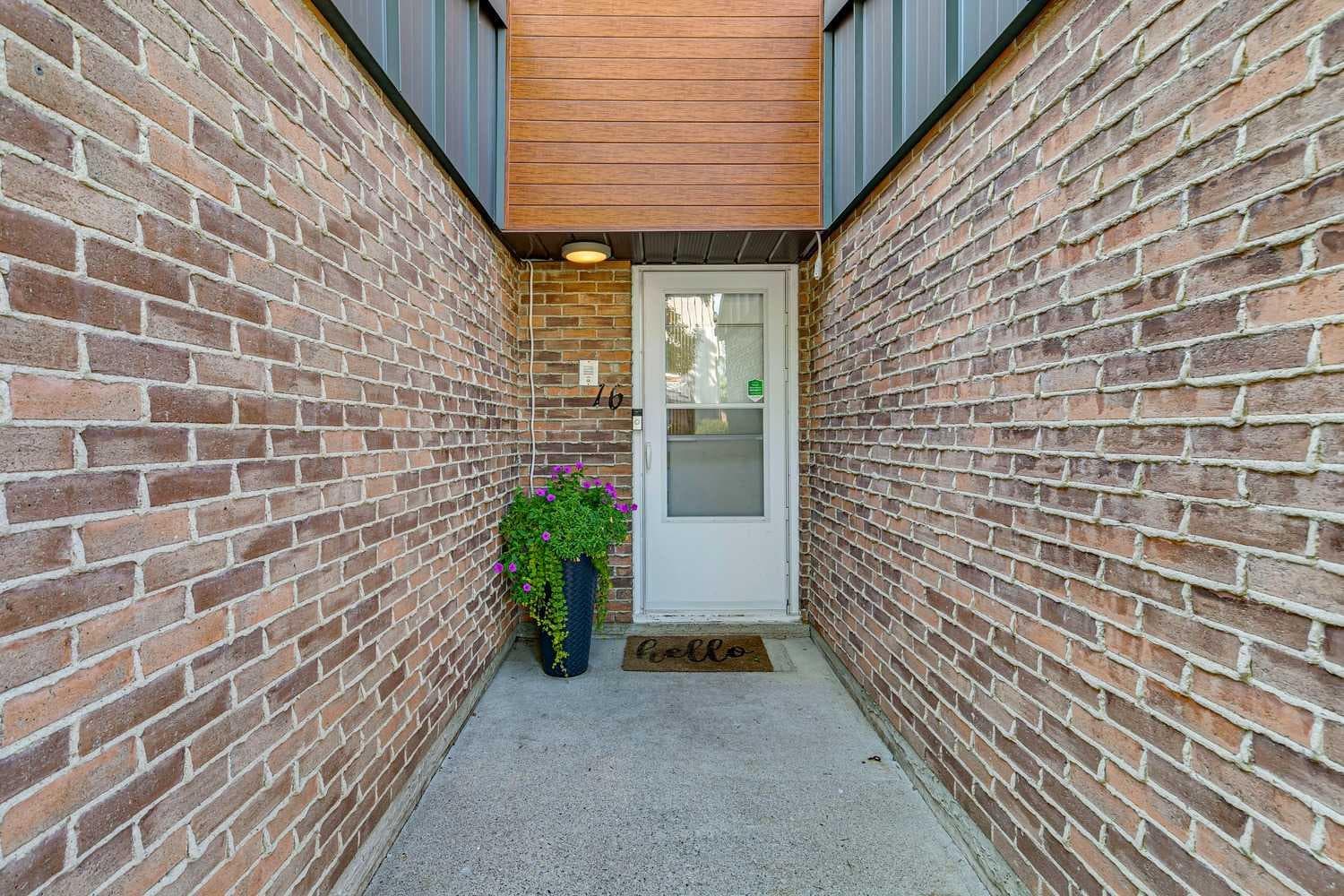 16 Brae Glen Court SW