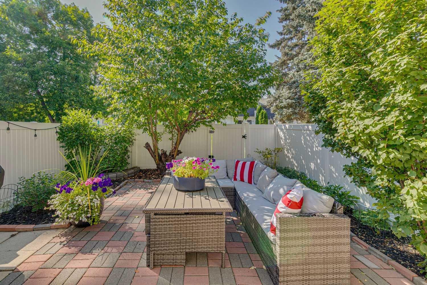 16 Brae Glen Court SW