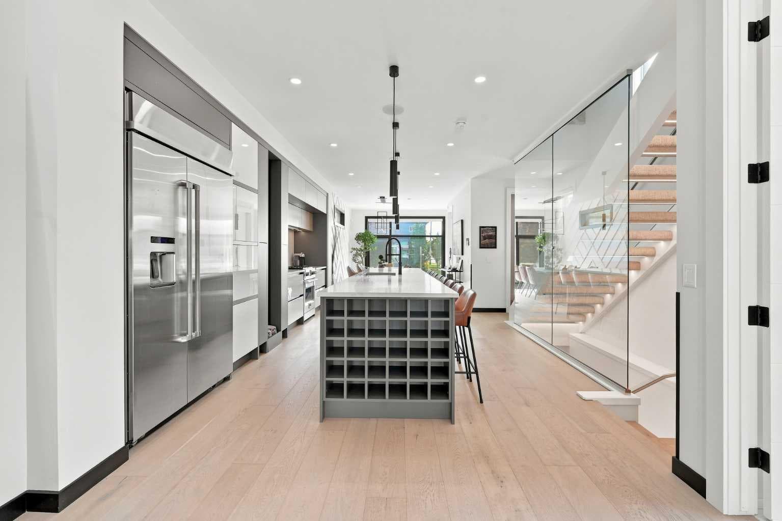 1504 4 Street NE