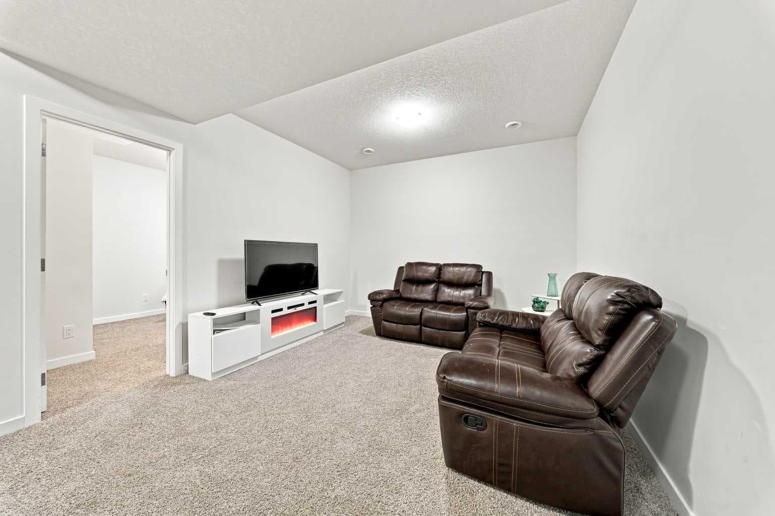 223 Savanna Way NE