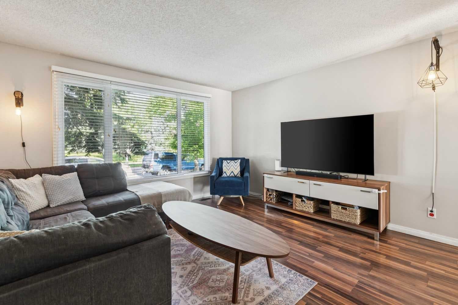 558 Strathcona Drive SW