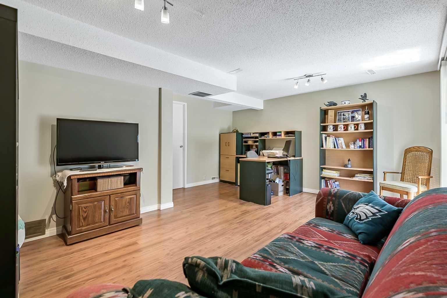 76, 200 Shawnessy Drive SW