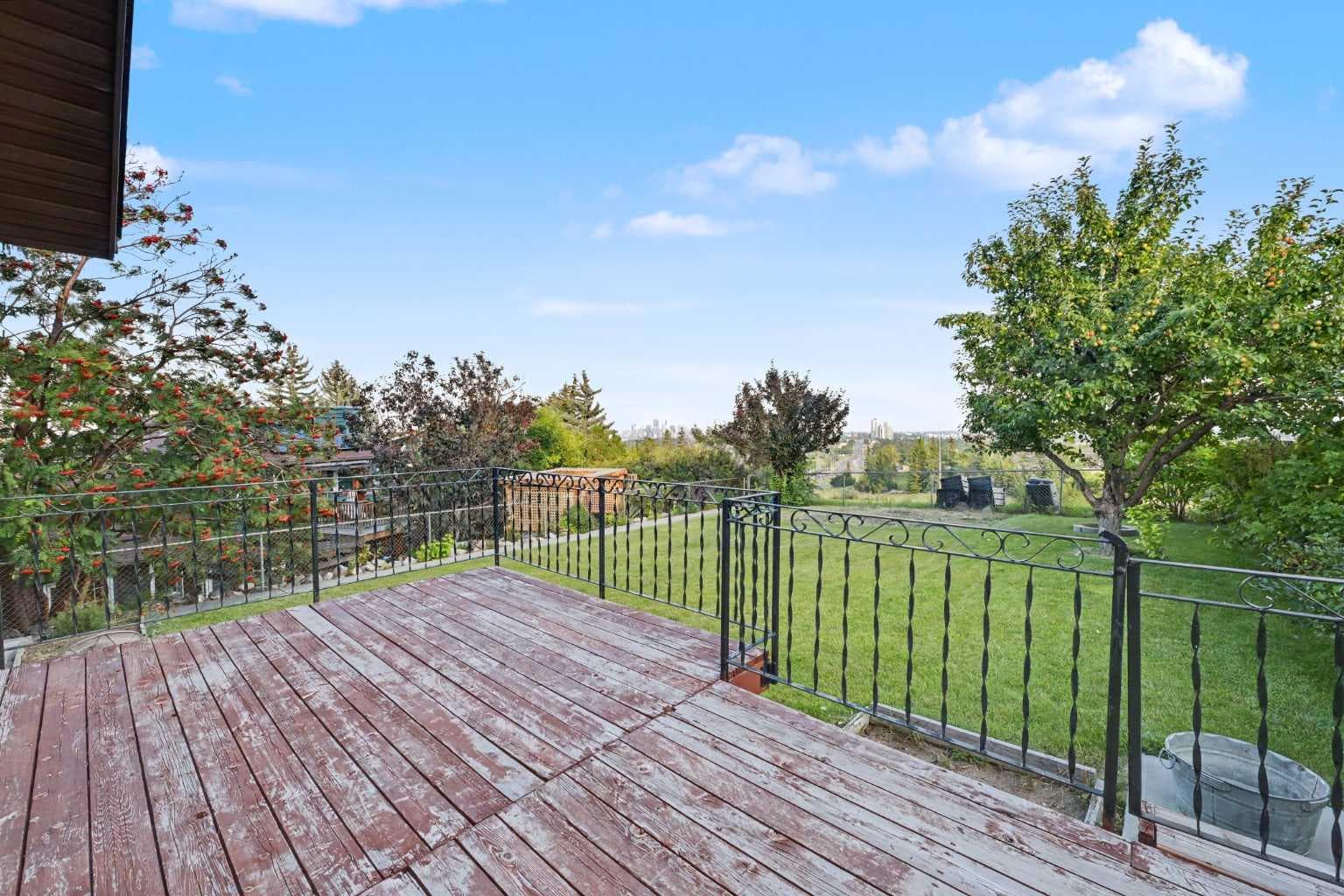 71 Coach Gate Way SW
