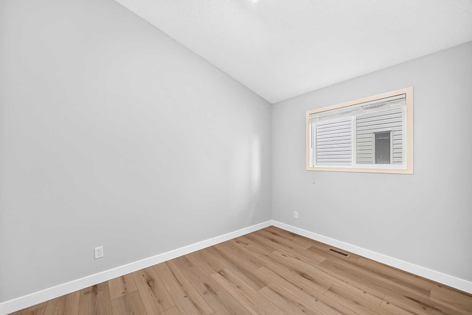 136 Bridlemeadows Common SW