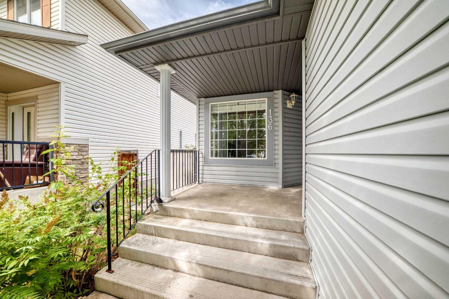 136 Bridlemeadows Common SW