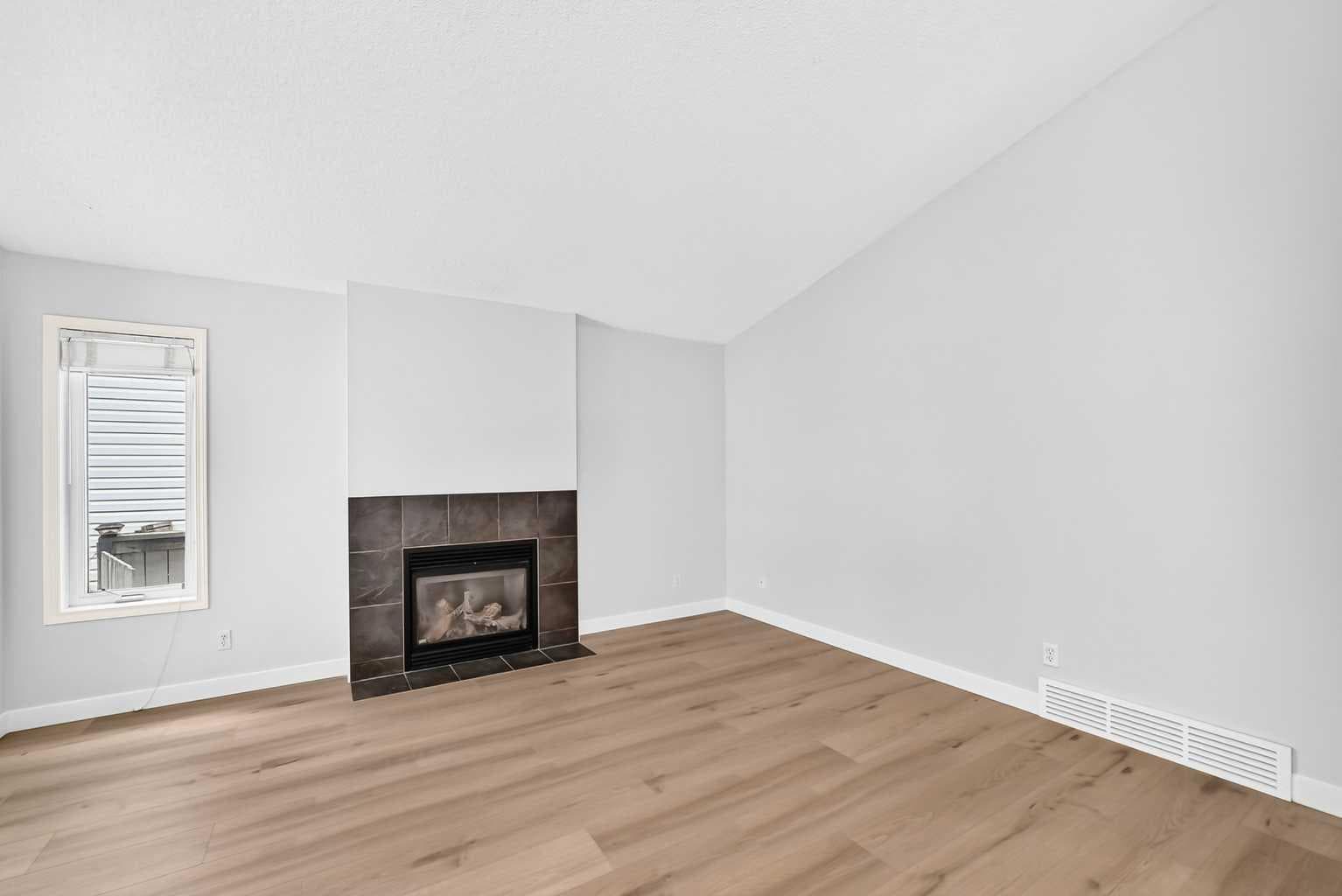 136 Bridlemeadows Common SW