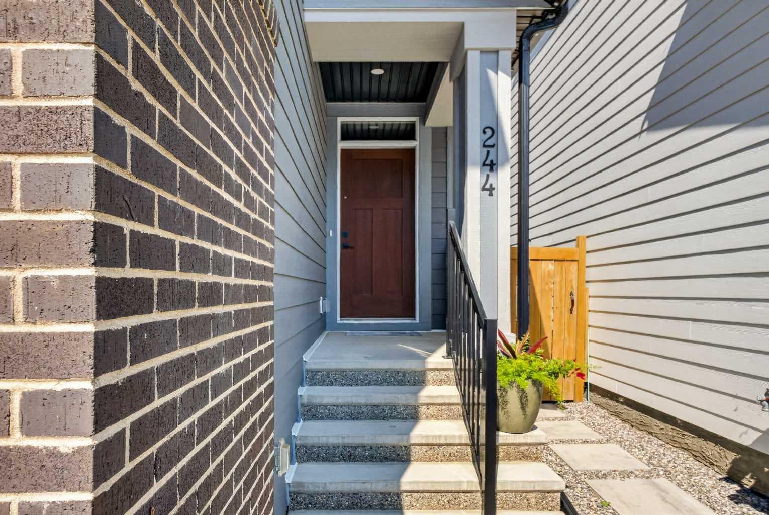244 Masters Row SE