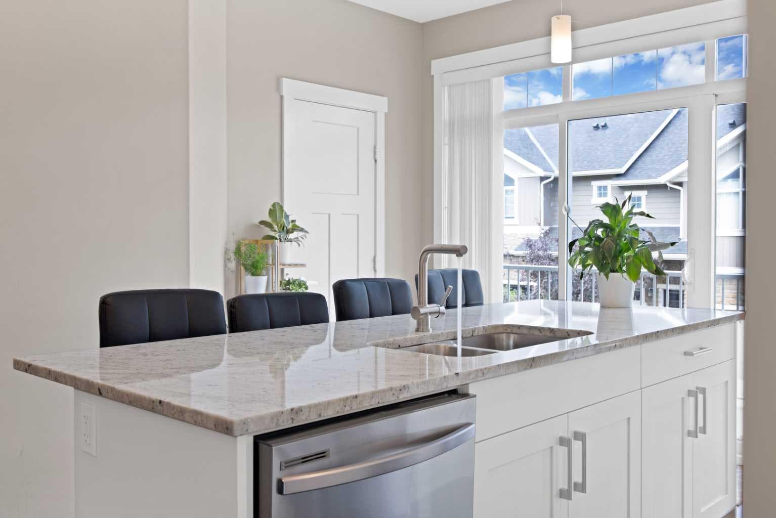 563 EVANSTON Manor NW