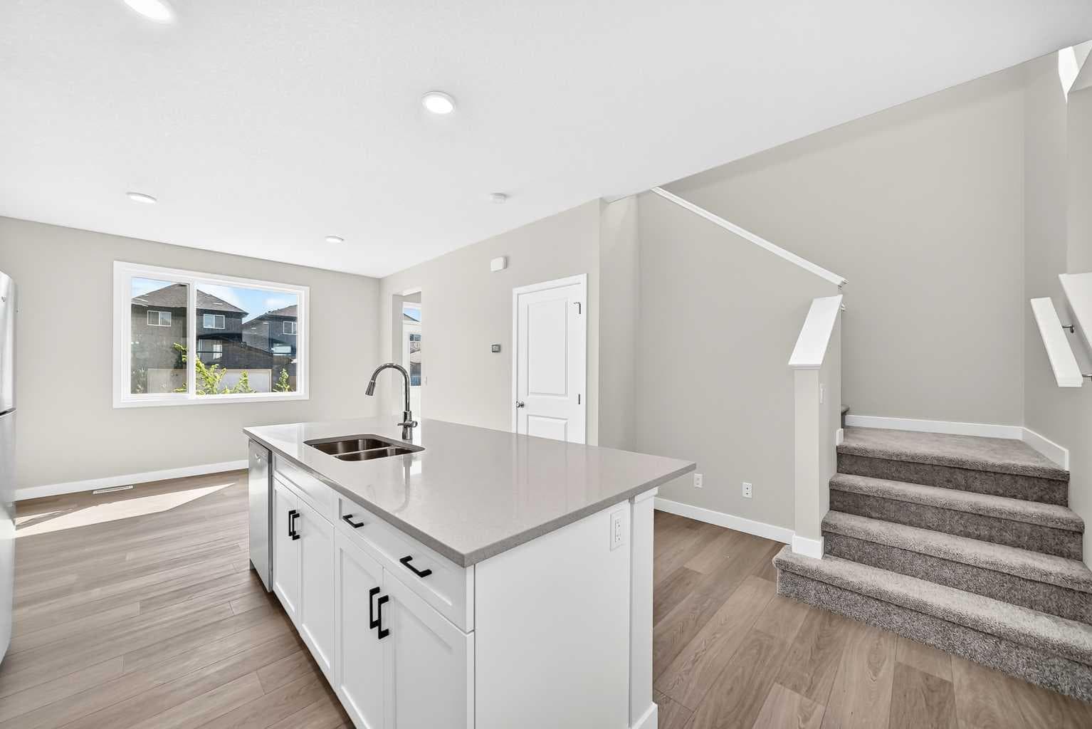 619 Savanna Crescent NE