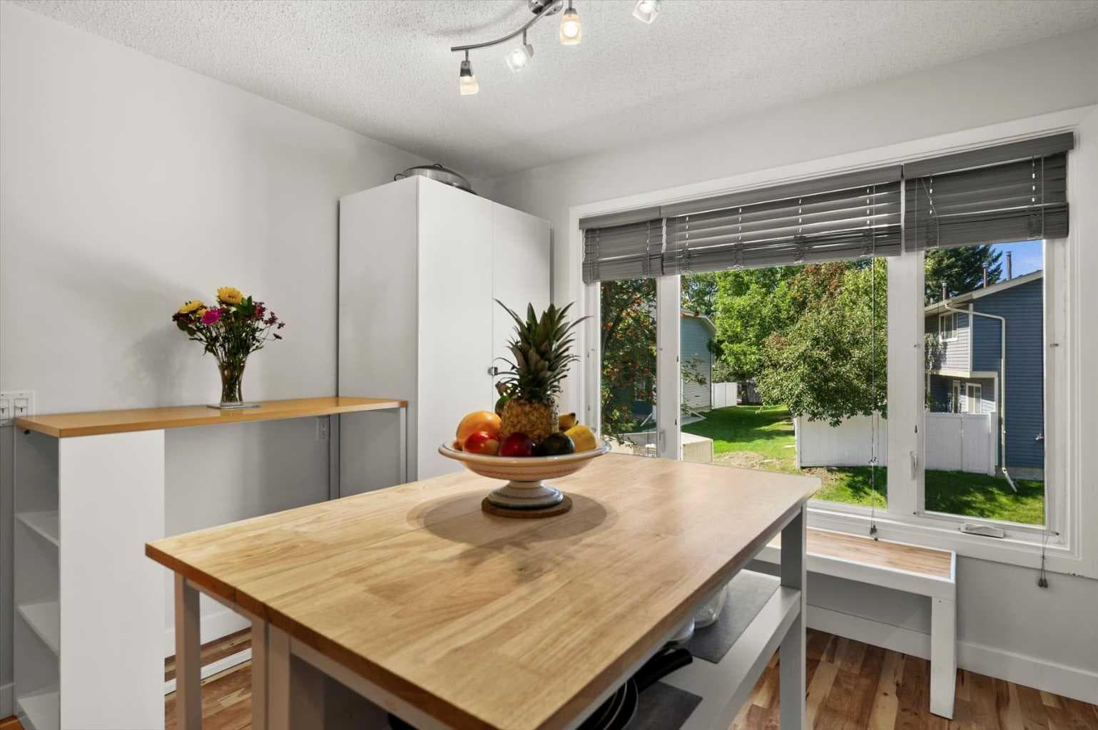 208 Queenston Heights SE