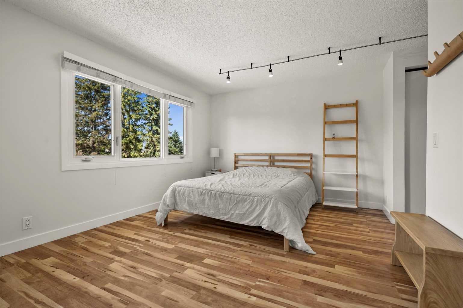 208 Queenston Heights SE