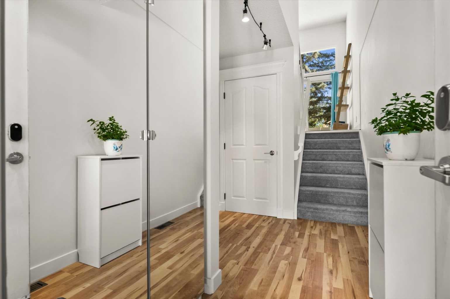 208 Queenston Heights SE