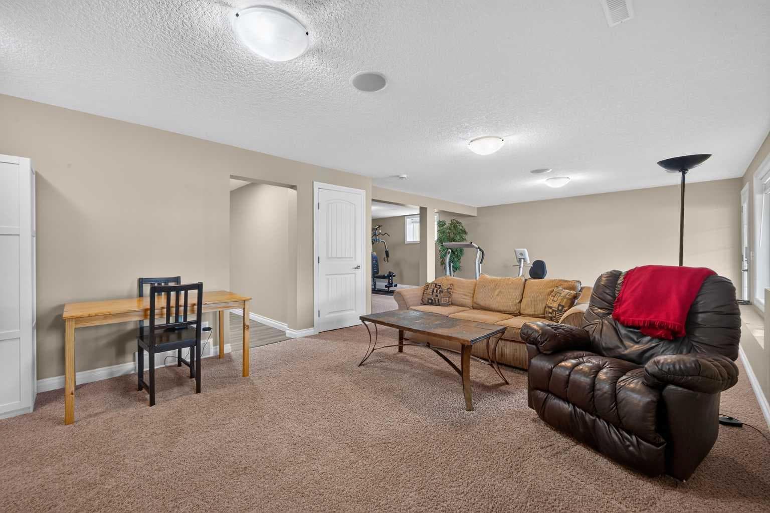 138 Hanson Drive NE