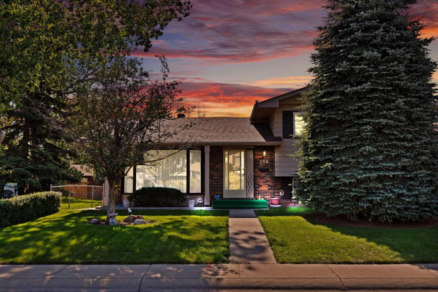 256 Parkwood Close SE