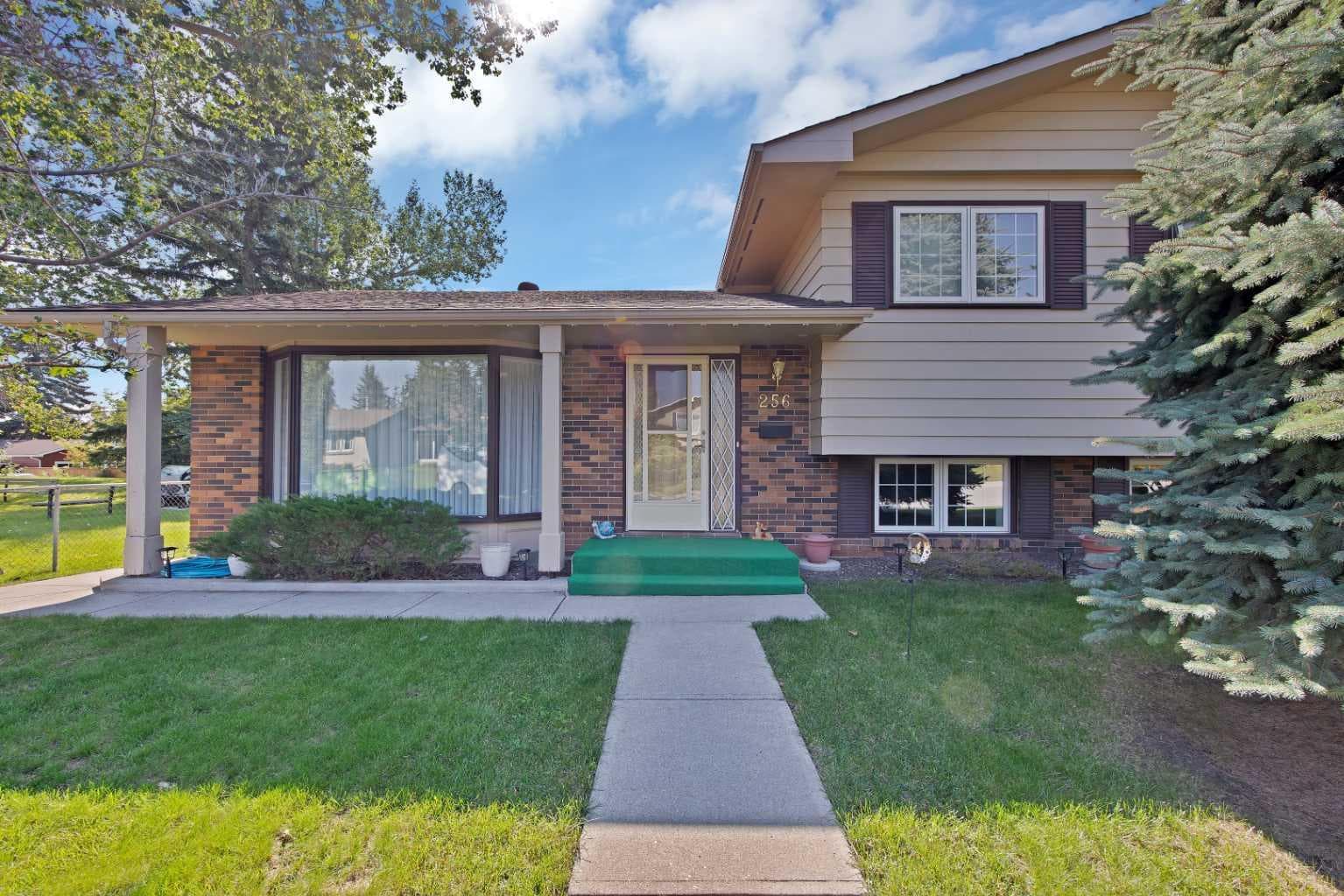 256 Parkwood Close SE