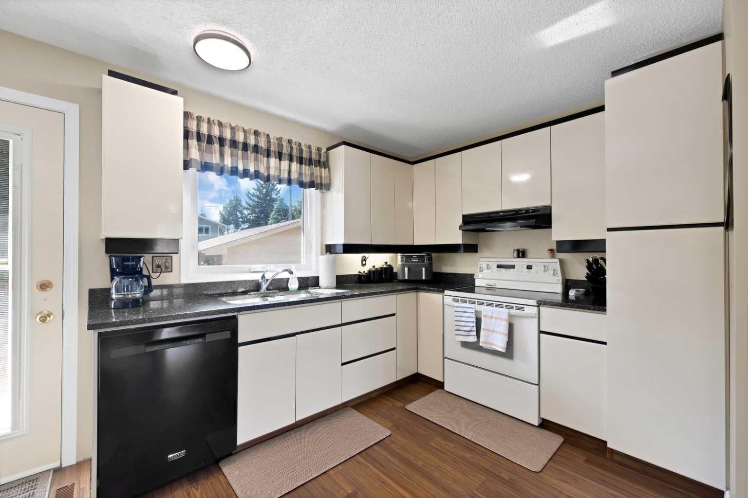 256 Parkwood Close SE