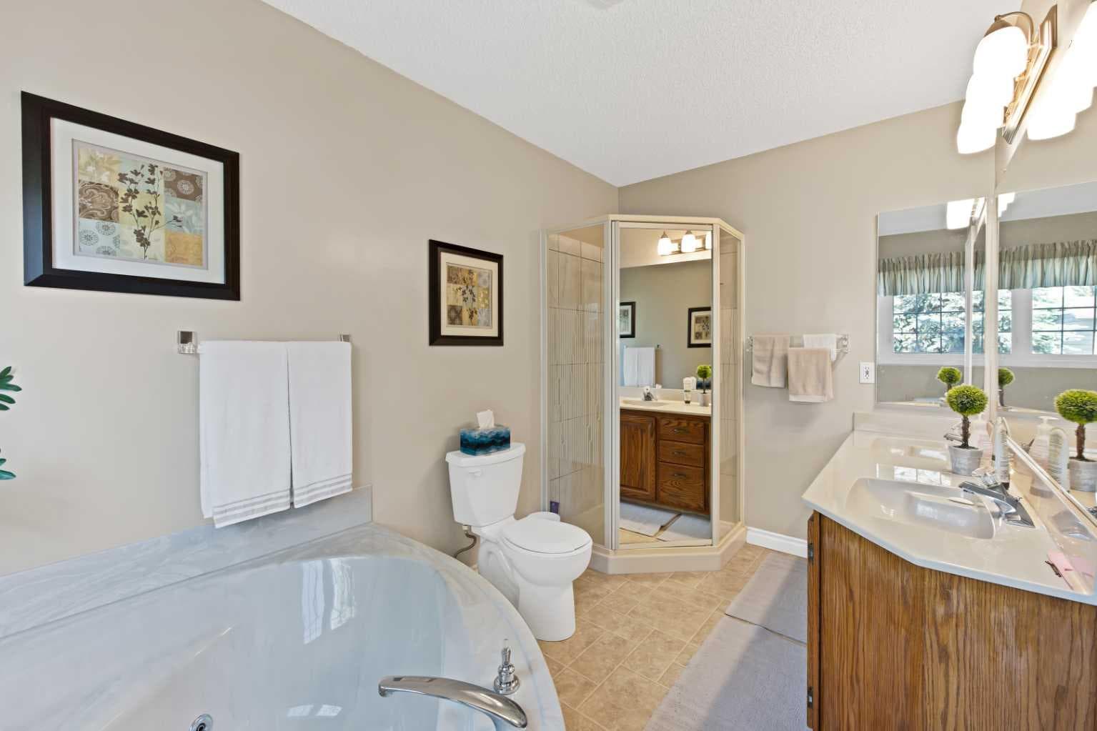 256 Parkwood Close SE