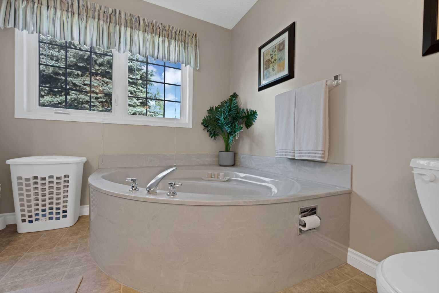 256 Parkwood Close SE