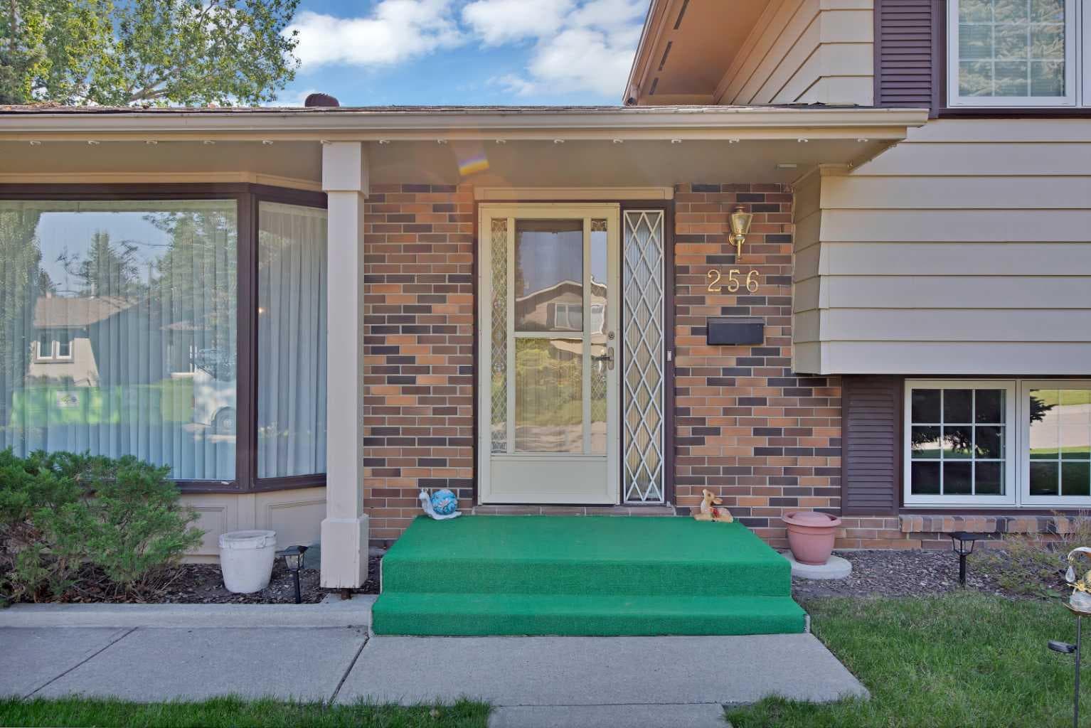 256 Parkwood Close SE