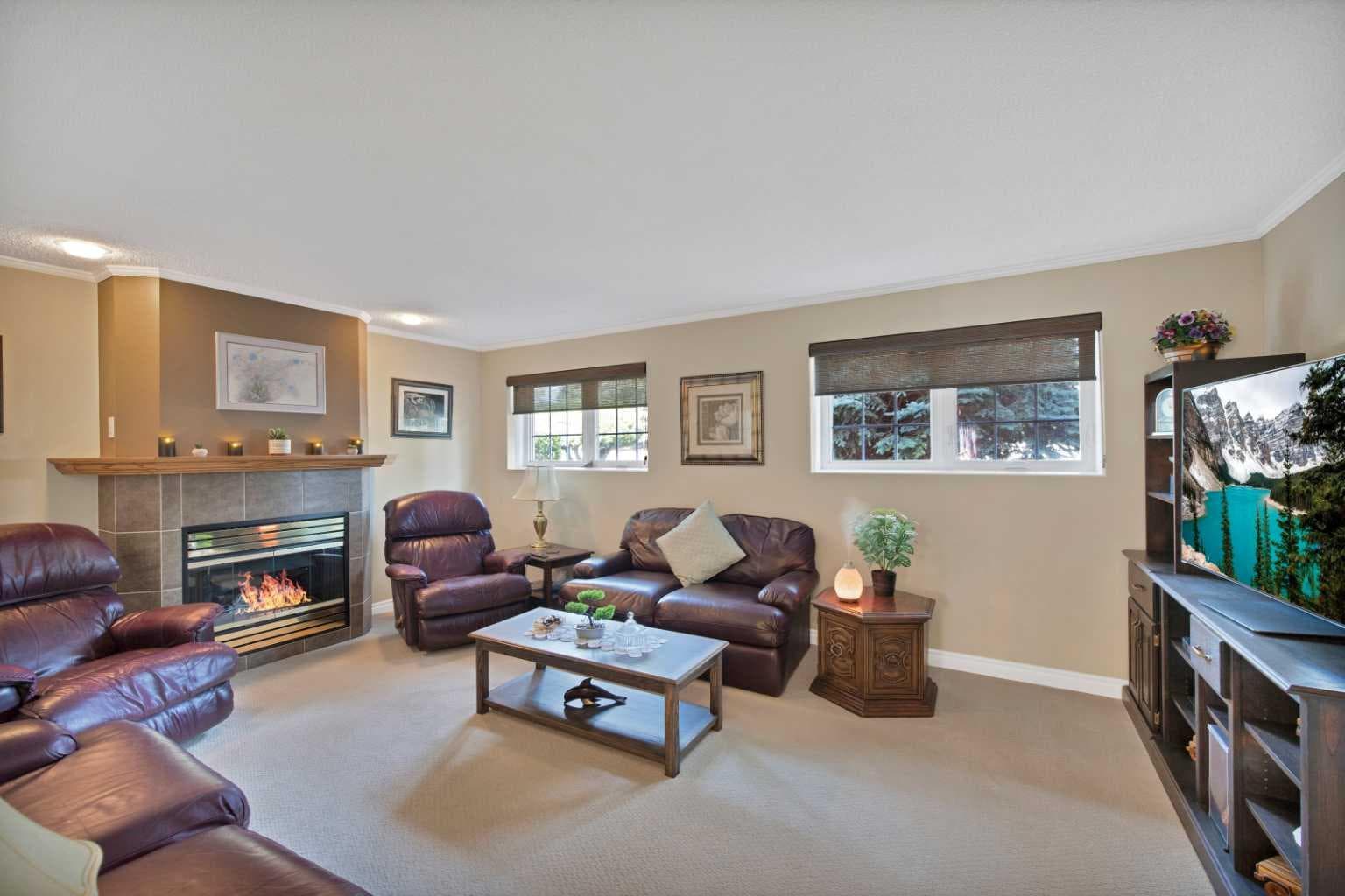 256 Parkwood Close SE