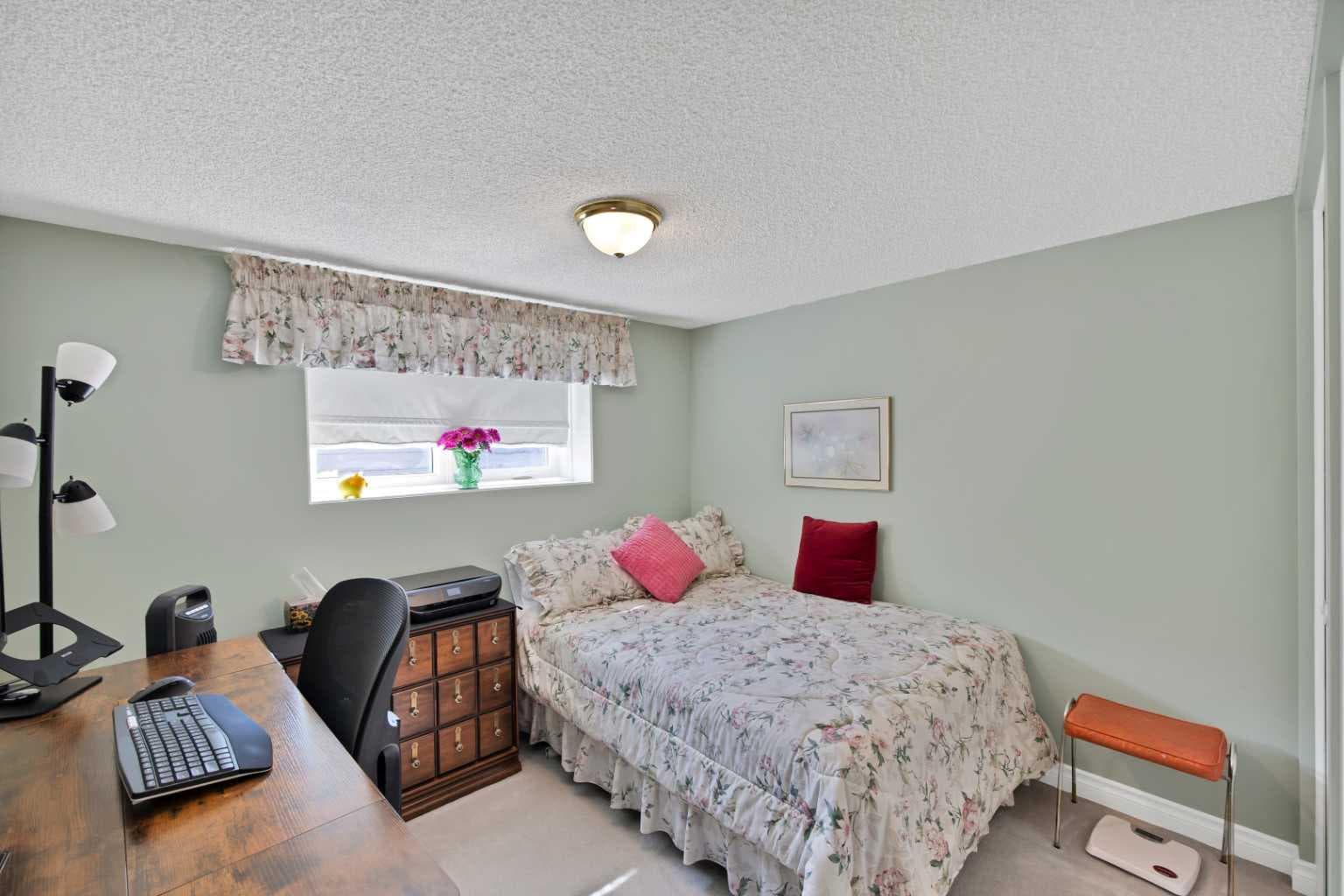 256 Parkwood Close SE