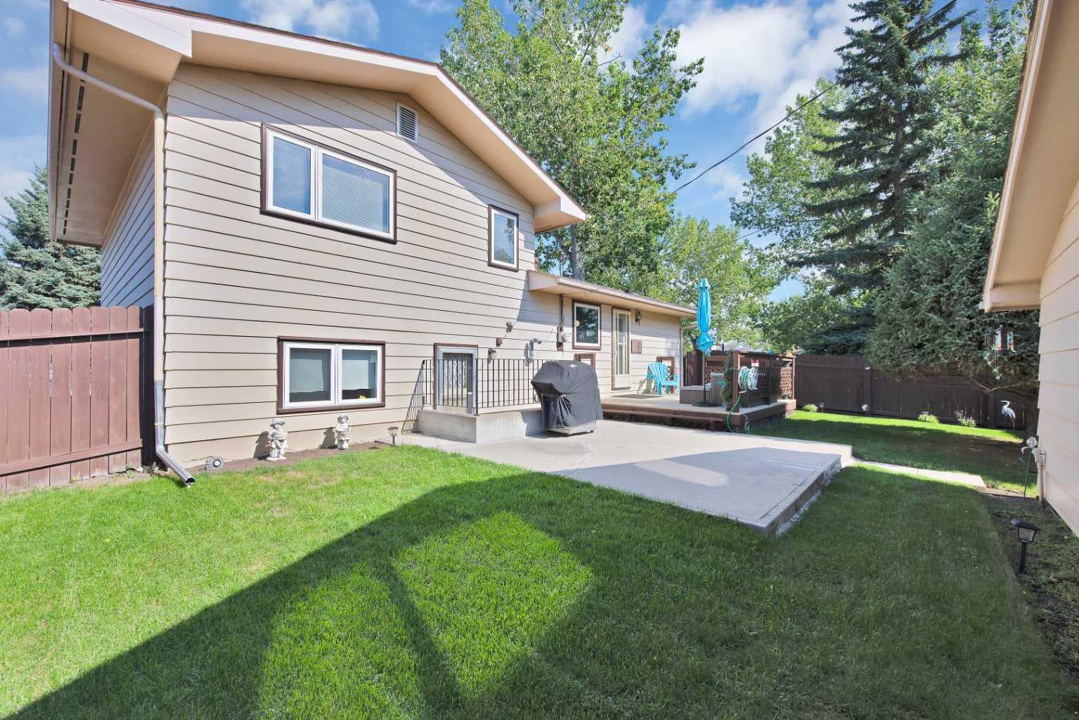 256 Parkwood Close SE