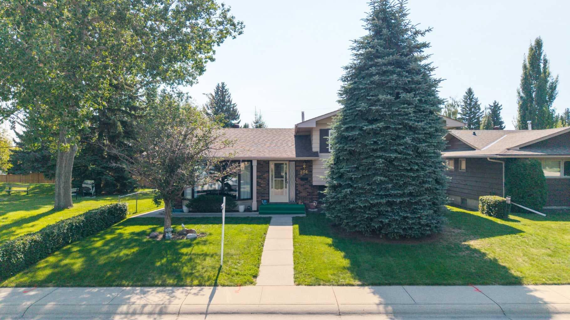 256 Parkwood Close SE