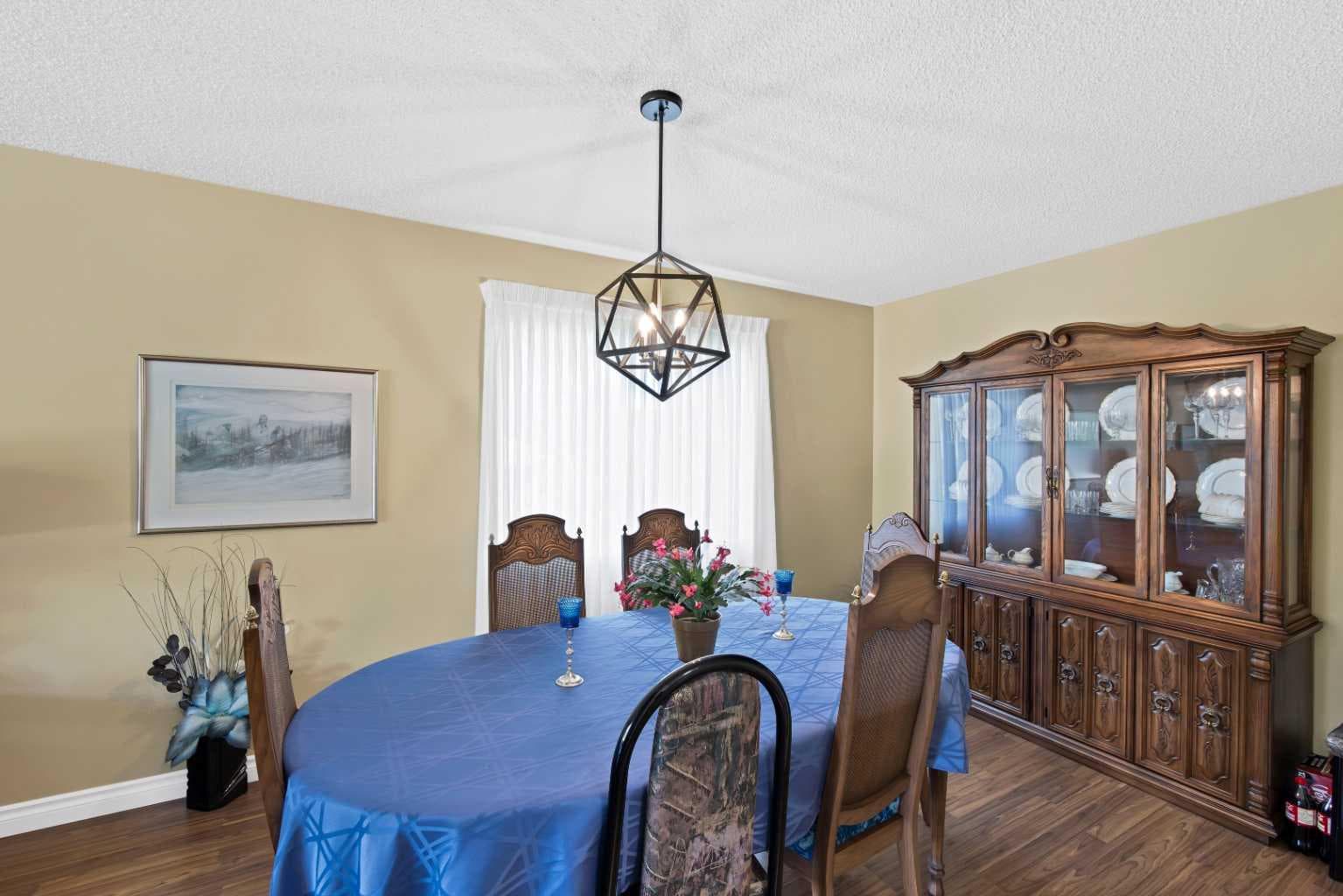 256 Parkwood Close SE