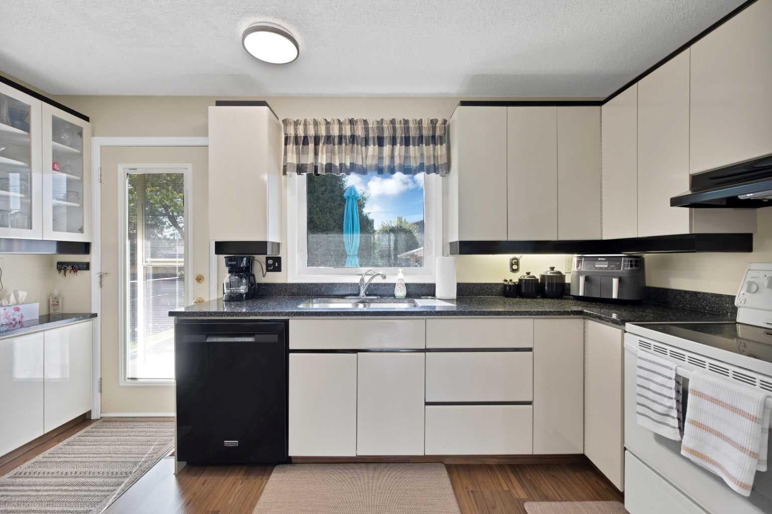 256 Parkwood Close SE