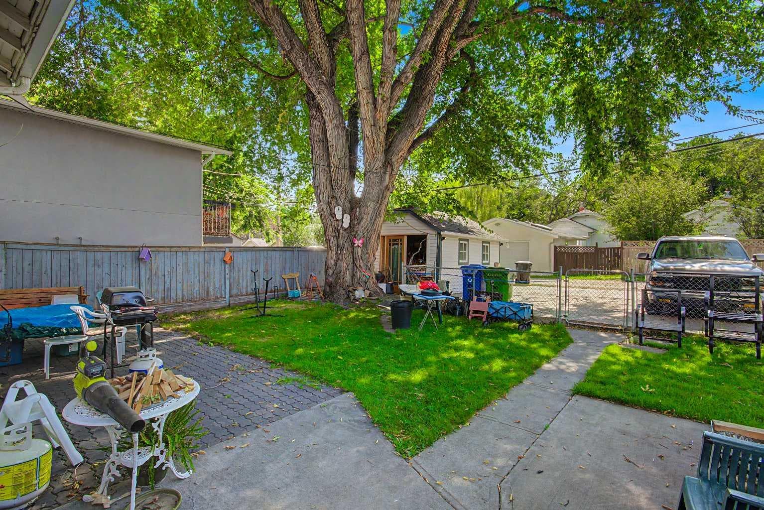 121 10 Avenue NE